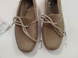 paire de chaussures de conduite pour femme en cuir beige, avec des lacets