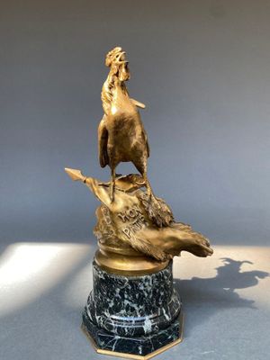statue en bronze représentant une femme à cheval, juchée sur une tortue