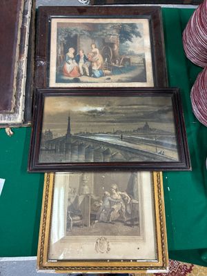 de nombreuses photos encadrées posées sur une table, avec de la laine et une pelote de laine