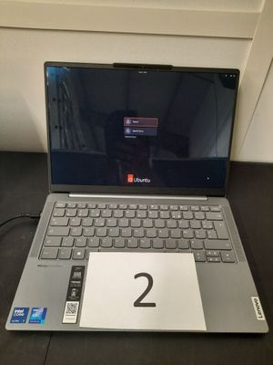 un ordinateur portable posé sur une table, avec un chiffre affiché à l'écran