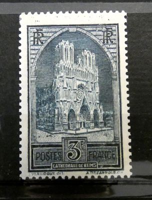un vieux timbre-poste sur lequel figure une cathédrale en arrière-plan