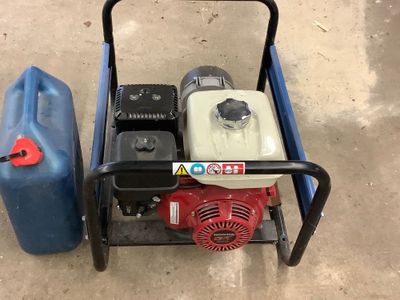 une image représentant un petit moteur avec un bidon d'essence