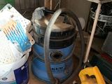 une photo d'une pièce où il y a tout un tas d'objets par terre