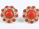 une paire de boucles d'oreilles en corail et en or