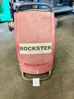 une valise rouge posée par terre