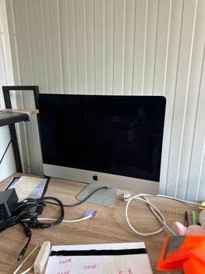 un bureau sur lequel se trouvent un écran d'ordinateur, un clavier, une souris et d'autres objets