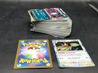 beaucoup de cartes Pokémon posées les unes à côté des autres sur la table