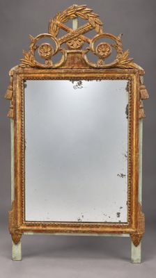 un miroir ancien avec un cadre doré et un oiseau représenté dessus