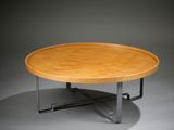 une table ronde en bois avec des pieds en métal et un plateau en bois
