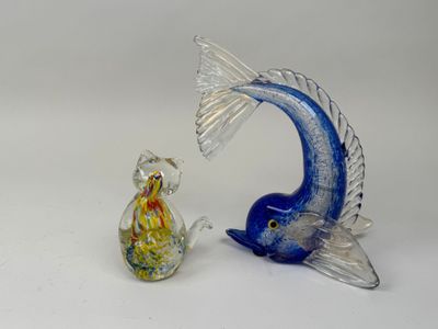 deux figurines de poissons en verre posées l'une à côté de l'autre