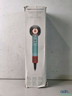 une boîte posée par terre, contenant un stylo