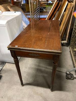 a table that is sitting in the middle of a room