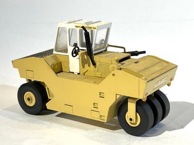 CONRAD. Engin de chantier ALBARET Compactor CAT P5, échelle …