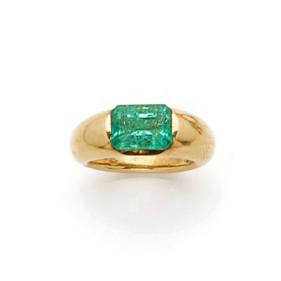 an emerald and gold ring