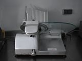 une machine posée sur une table dans une pièce