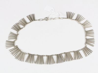 Collier vintage en argent composé d'une chaîne retenant 19 m…