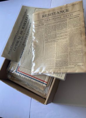 des journaux sont empilés les uns sur les autres sur une table