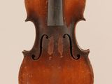 un vieux violon avec un archet accroché à son dos