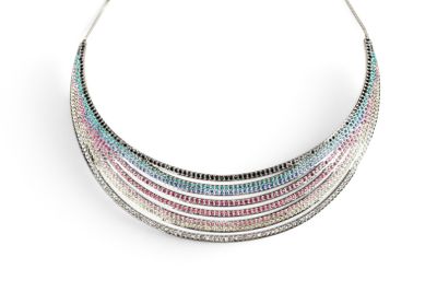 un gros plan d'un collier multicolore sur fond blanc