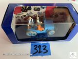 une boîte bleue contenant une petite voiture
