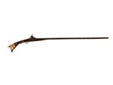 un vieux fusil avec un canon en bois sur fond blanc