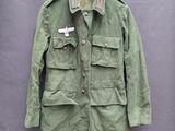 une veste verte avec un insigne sur la poitrine