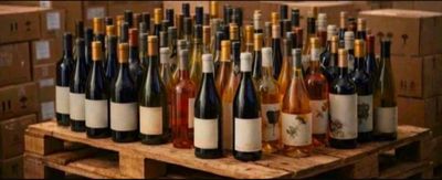 de nombreuses bouteilles de vin posées sur une palette en bois