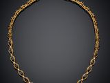 un collier en or et diamants, offert par l'entreprise