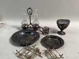 beaucoup d'objets en argent sur la table