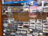 une vitrine remplie de petites voitures dans un magasin