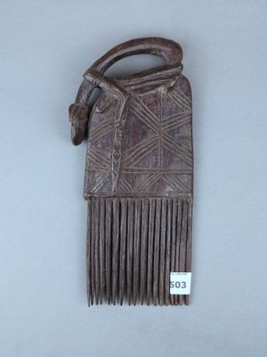 porte-monnaie en cuir marron orné de franges et d'une étiquette