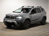 une photo d'une Dacia grise garée dans un garage