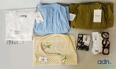 un tas de vêtements posés sur une table