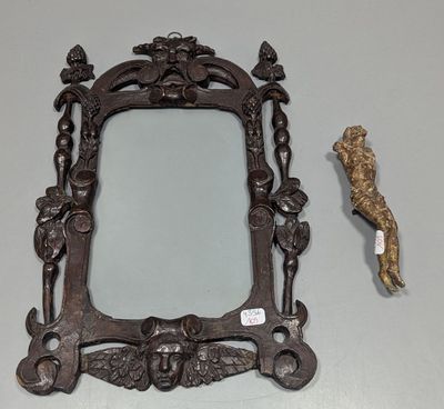un miroir et une statue posés sur une table