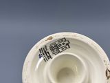 une tasse et une soucoupe blanches posées sur une table