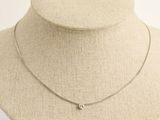 gros plan d'un collier sur un mannequin mannequin
