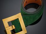ceinture verte avec une boucle dorée sur fond noir