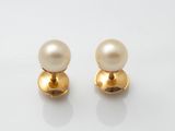 une paire de boucles d'oreilles en perles et en or sur fond blanc