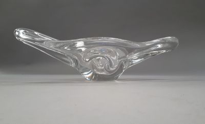 une image montrant un gros plan d'un objet en verre posé sur une table