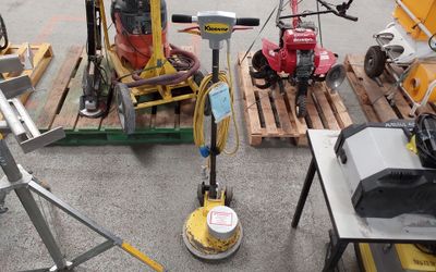 de nombreux outils qui sont posés sur des palettes dans le parking
