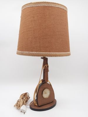 une image représentant une lampe posée sur une table, avec un cordon
