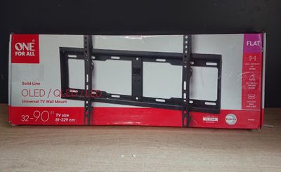 Le boîtier du téléviseur est ouvert sur la table.