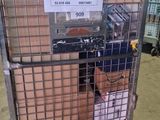une cage métallique surmontée d'un panneau