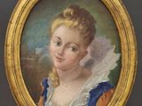 portrait d'une femme vêtue d'une robe bleue à col blanc à volants