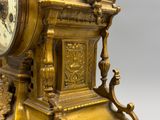 une horloge en or posée sur une table
