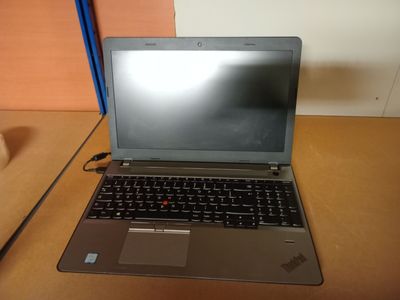 un ordinateur portable posé sur une table