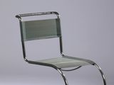une image représentant une chaise avec une structure métallique et une assise verte
