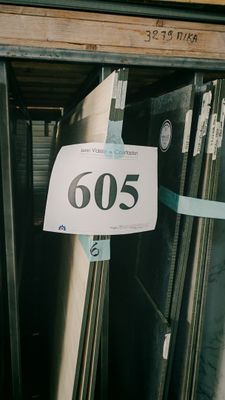une pancarte indiquant « 500 » sur la porte d'un immeuble