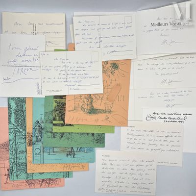 un réfrigérateur recouvert d'une multitude de cartes postales et de papiers
