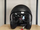 un casque posé sur une étagère, sur lequel sont posées une paire de lunettes